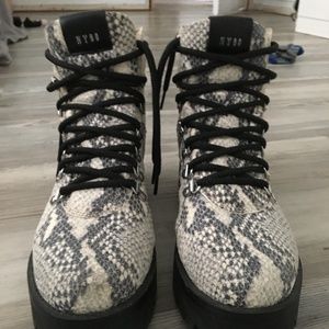 STEVE MADDEN SNAKE PRINT BOOTS *NEW*